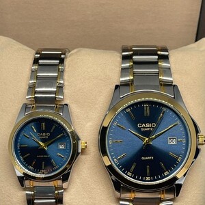 طقم كاسيو ميناء كحلي و اطار رمادي و ذهبي