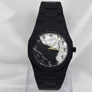 ساعة كاجوال رجالي كاربون اللون أسود تيتانيوم ميناء لونين أبيض و أسود أرقام عربي ذهبي