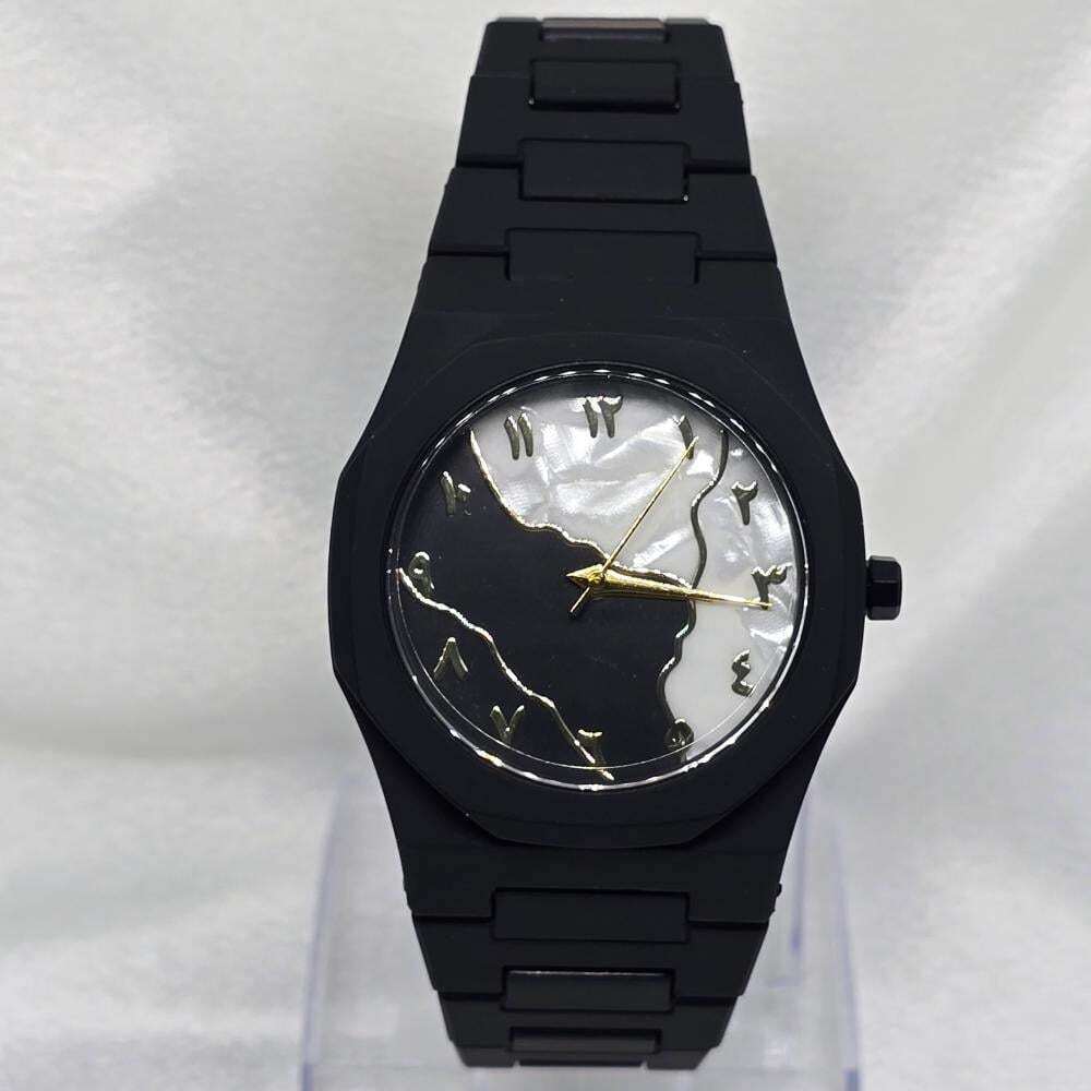 ساعة كاجوال رجالي كاربون اللون أسود تيتانيوم ميناء لونين أبيض و أسود أرقام عربي ذهبي