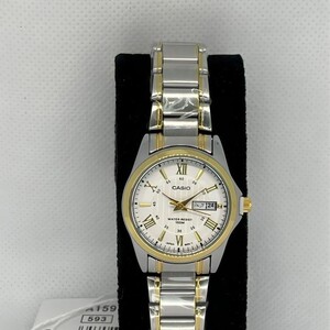 ساعة كاسيو نسائي اطار رصاصي و مخطط ذهبي ميناء أبيض