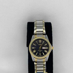 ساعة كاسيو نسائي اطار فضي مخطط ذهبي ميناء أسود