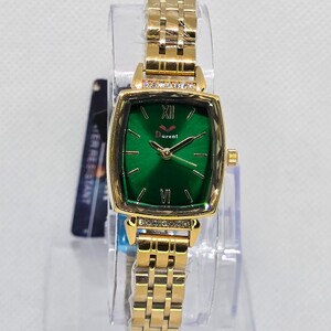 ساعة نسائية ميناء مستطيل أخضر زمردي و سوار ذهبي مفصص