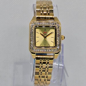 ساعة نسائية ميناء مربع ذهبي و سوار ذهبي مفصص