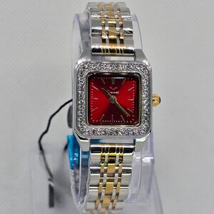 ساعة نسائية ميناء مربع أحمر مفصص و سوار رصاصي مخطط ذهبي