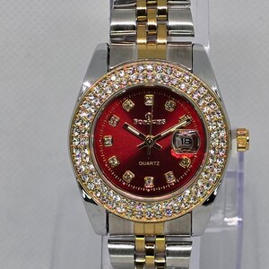 ساعة نسائية ميناء دائري احمر مفصص و سوار رمادي مخطط ذهبي