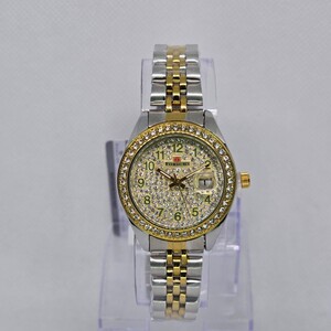 ساعة نسائية ميناء دائري ذهبي مفصص و سوار ذهبي أرقام باللون الأخضر